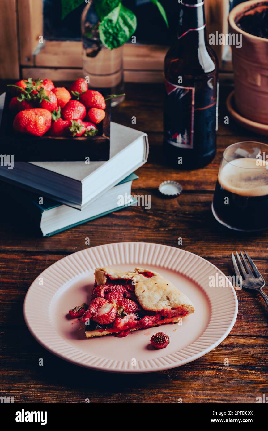 Portion de galette de fraise et de Sorrel sur plaque avec verre de coulis Banque D'Images