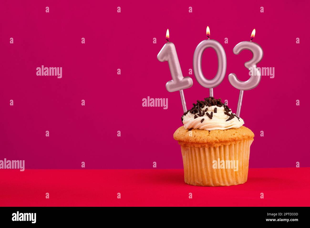 Gâteau d'anniversaire avec bougie numéro 103 - Rhodamine rouge mousse fond Banque D'Images