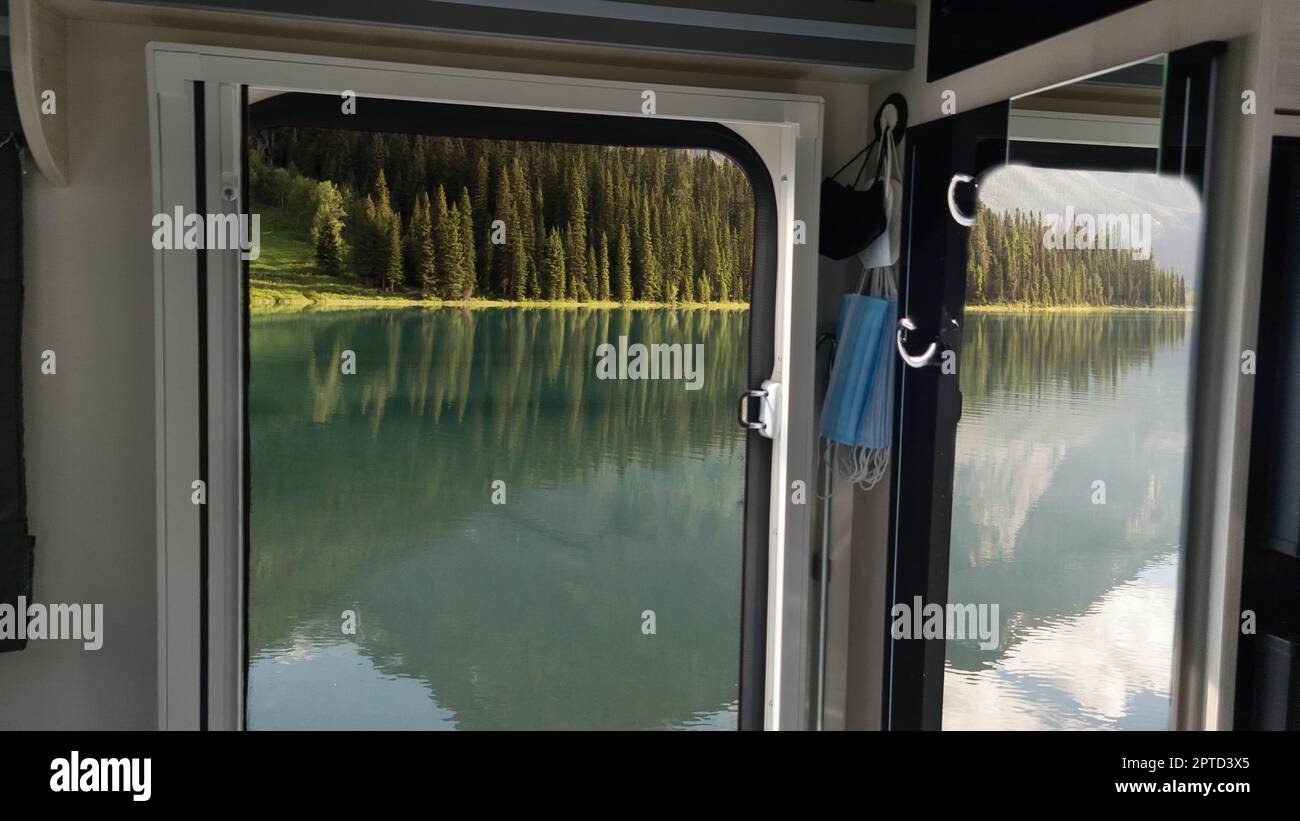 Vue depuis la porte d'une maison mobile, campervan sur une belle Bersee Banque D'Images