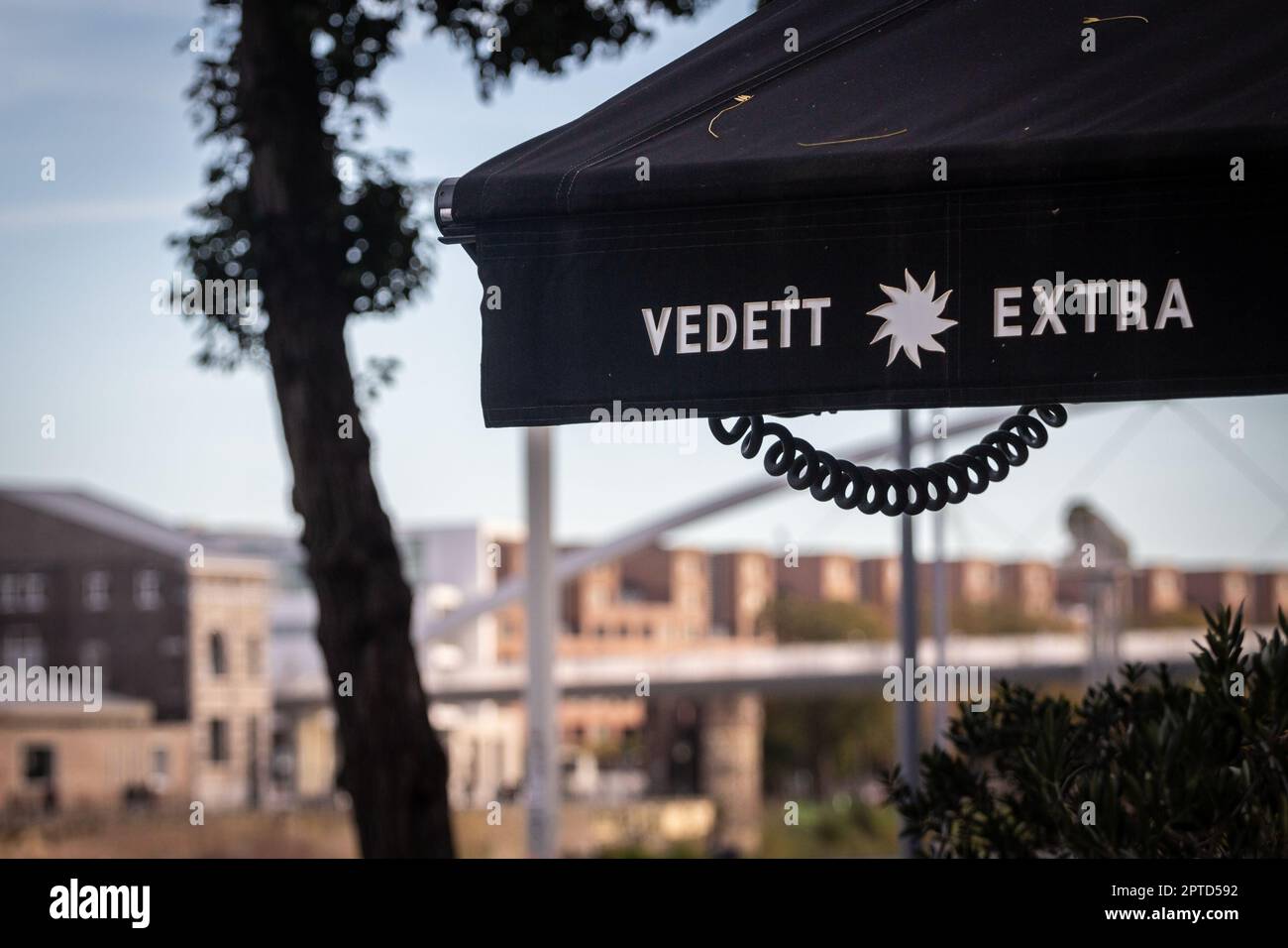 Photo d'un signe avec le logo de Vedett Extra Beer sur leur café local détaillant à maastricht, pays-bas. Vedett est une bière blonde belge produite Banque D'Images