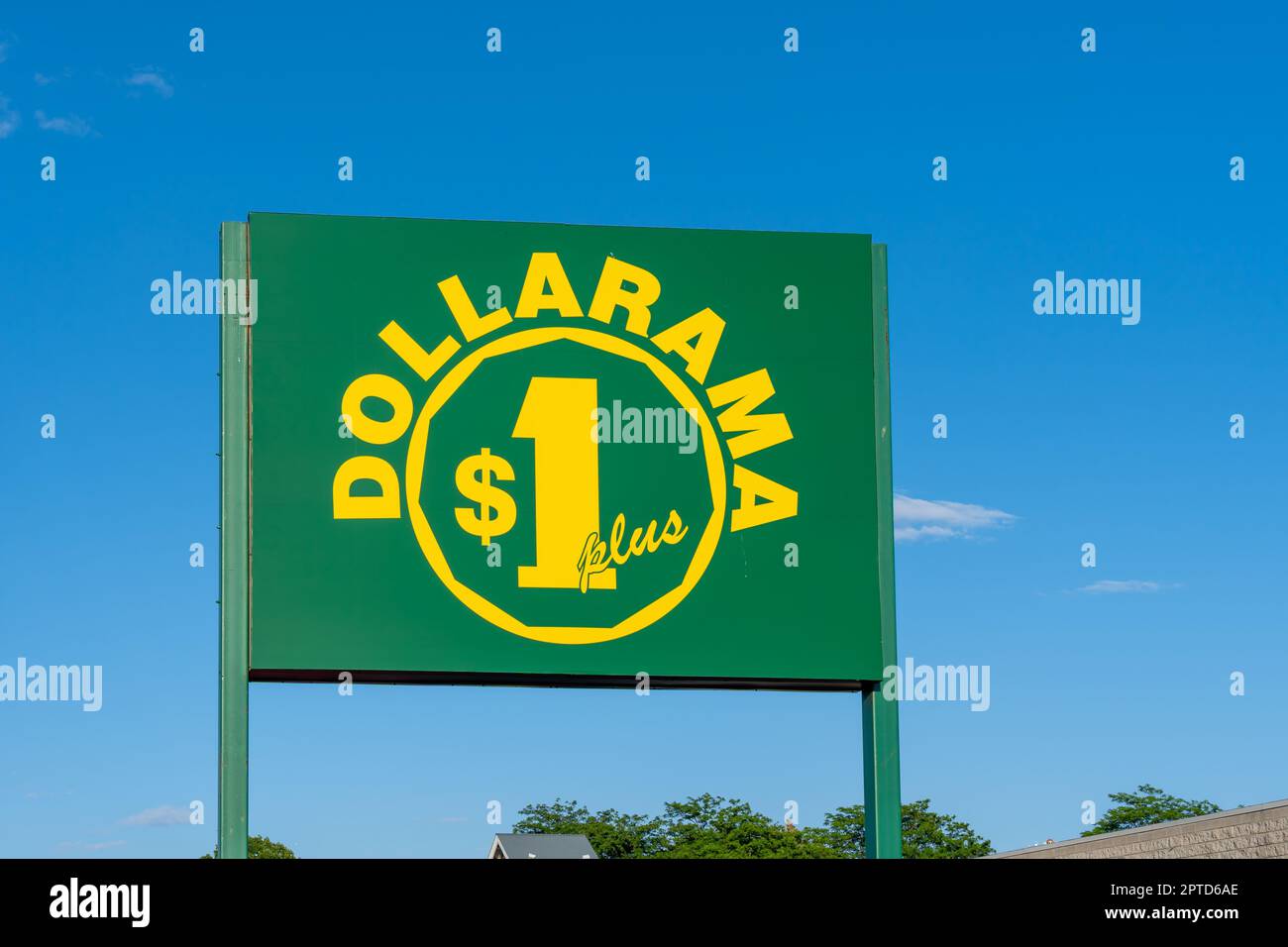 Niagara Falls, ON, Canada - 29 juin 2022 : un panneau de poteau de magasin Dollarama contre le ciel bleu est montré. Banque D'Images
