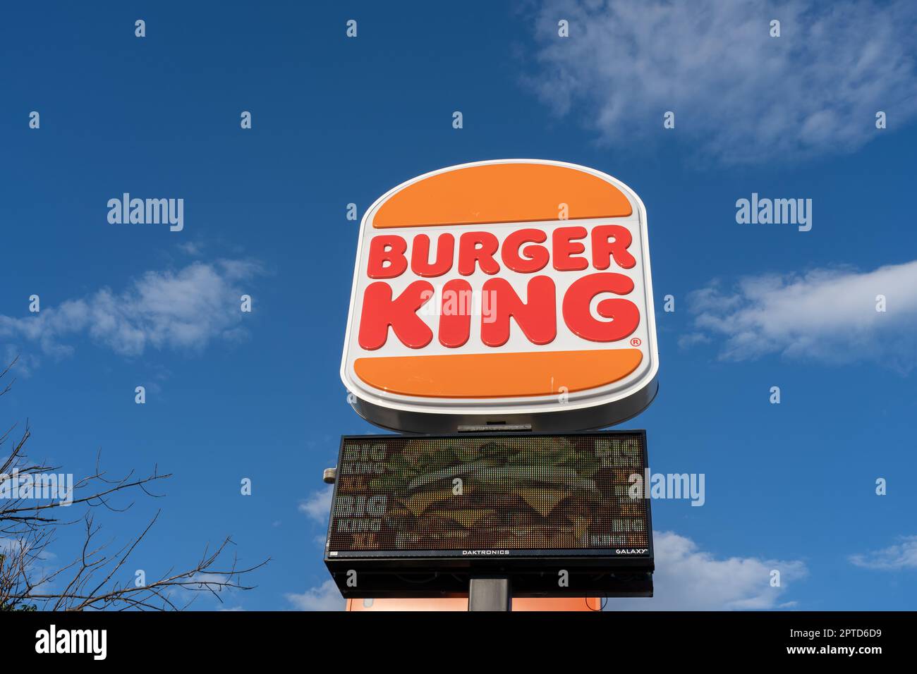 Niagara Falls, ON, Canada - 29 juin 2022 : un logo Burger King avec un ciel bleu en arrière-plan est montré. Banque D'Images