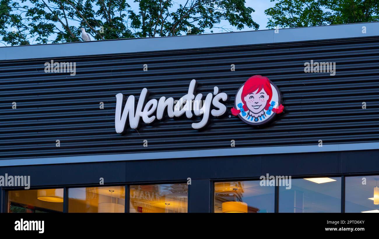 Un restaurant Wendy's au crépuscule à Niagara Falls, Ontario, Canada. Banque D'Images