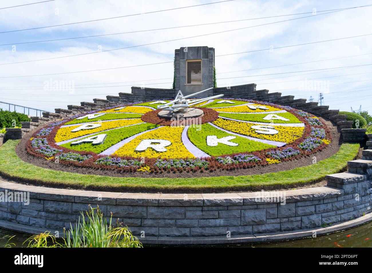 Chutes du Niagara, Ontario, Canada - 30 juin 2022 : horloge florale dans les parcs du Niagara, chutes du Niagara, Canada en été. Banque D'Images