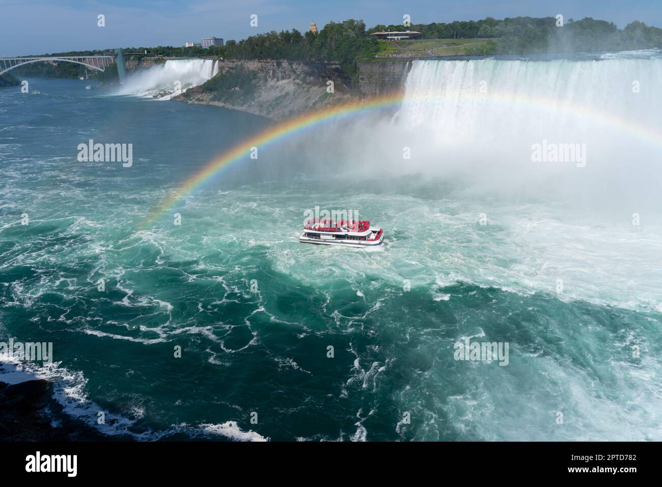 Niagara Falls - 30 juin 2022 : touristes à bord des Hornblower Niagara Cruises à Niagara Falls, Ontario. Banque D'Images