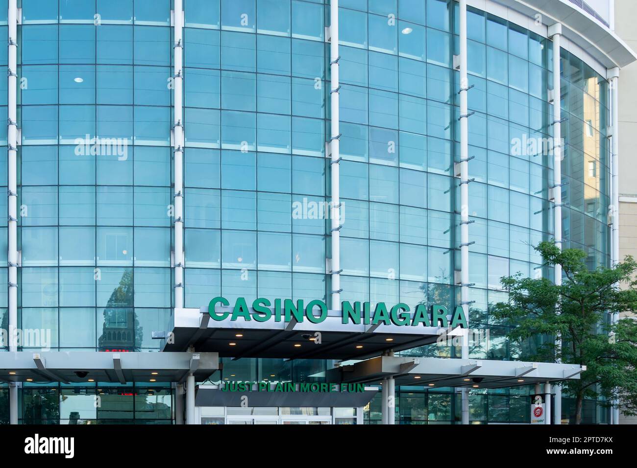 Niagara Falls, Ontario, Canada - 23 juillet 2022 : entrée au Casino Niagara à Niagara Falls, Ontario, Canada. Banque D'Images