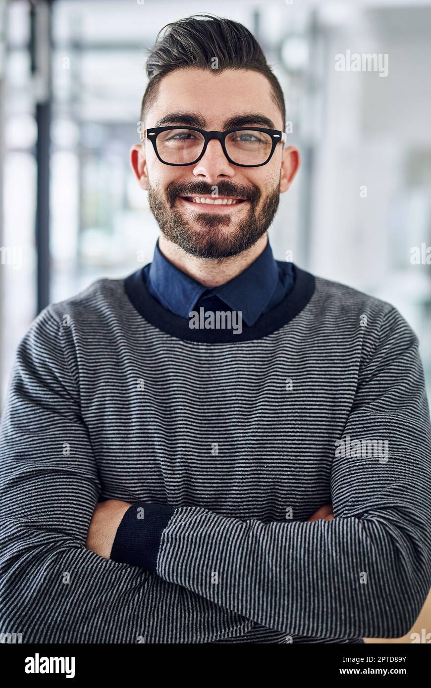 Vous réussirez tant que vous restez déterminé. Portrait d'un jeune designer confiant debout dans un bureau Banque D'Images