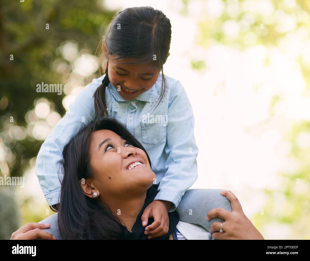 Des moments uniques réunis. une mère et une fille appréciant la journée à l'extérieur ensemble Banque D'Images