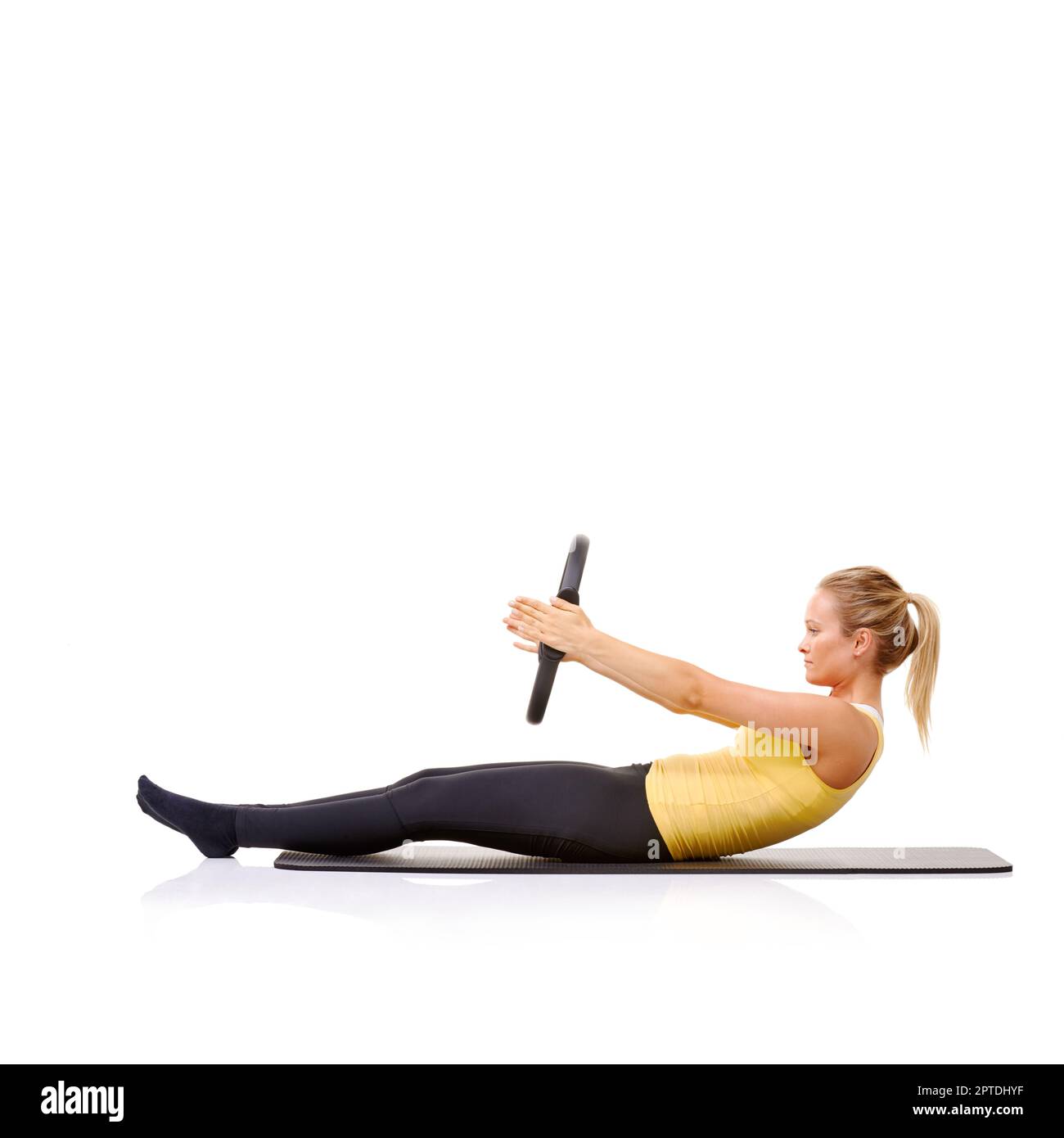 Shell ont un estomac tonifié pour l'été. Une jolie jeune blonde effectuant  l'exercice de roulement avec son anneau pilates Photo Stock - Alamy