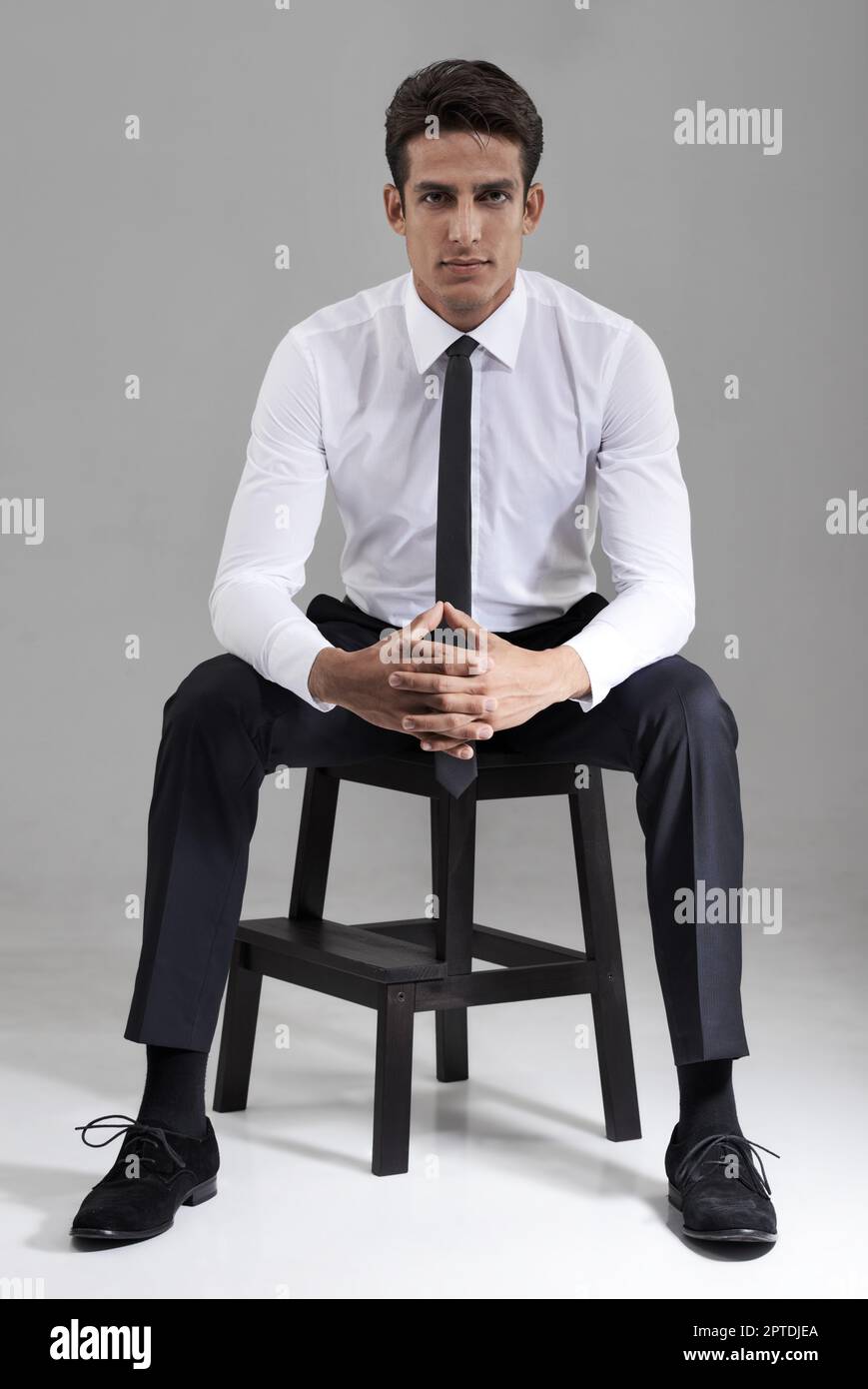Sens des affaires. Prise de vue en longueur d'un homme charmant dans une  chemise et une cravate Photo Stock - Alamy