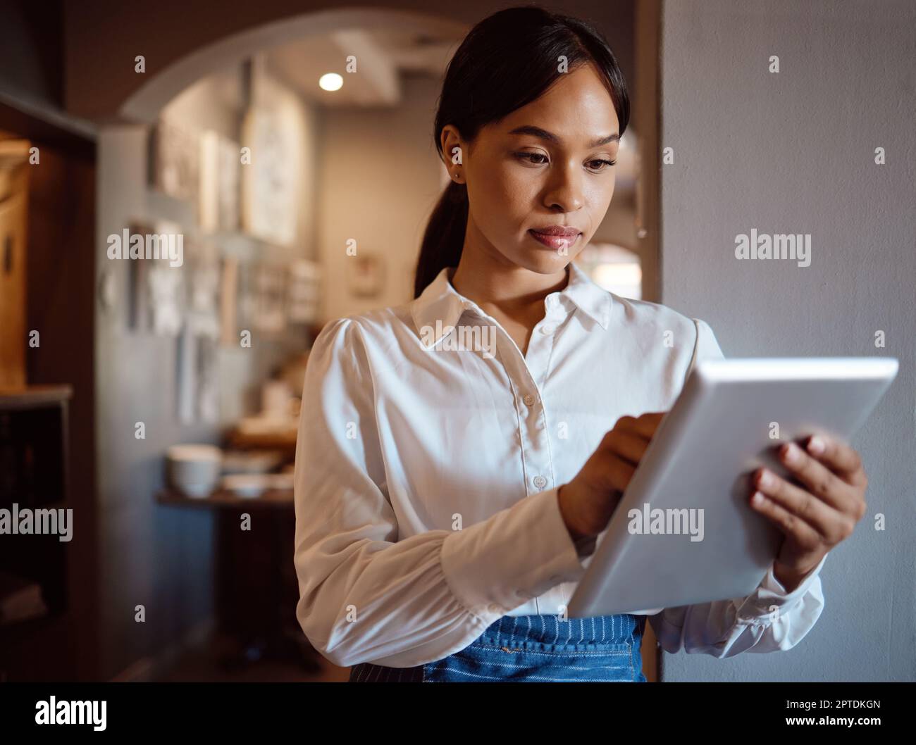 Mise en route de café, tablette numérique et entrepreneur vérifiant le site Web de restaurant en ligne sur Internet. Propriétaire de petite entreprise, cafétéria moderne et chef de femme Banque D'Images