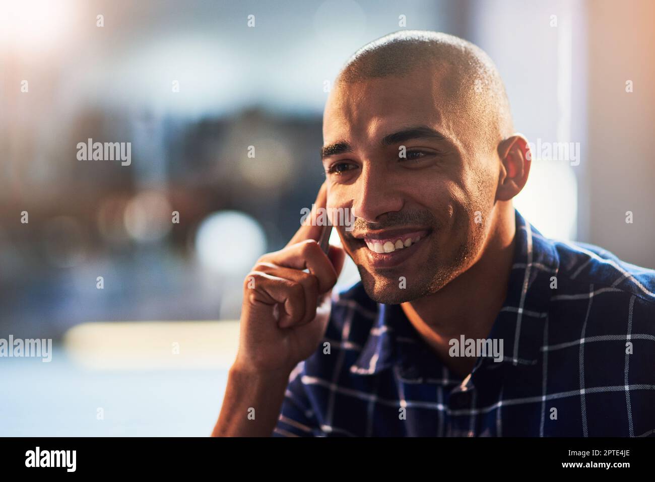 J'ai l'air d'une affaire que je ne peux pas refuser. un jeune designer parlant sur un téléphone portable Banque D'Images