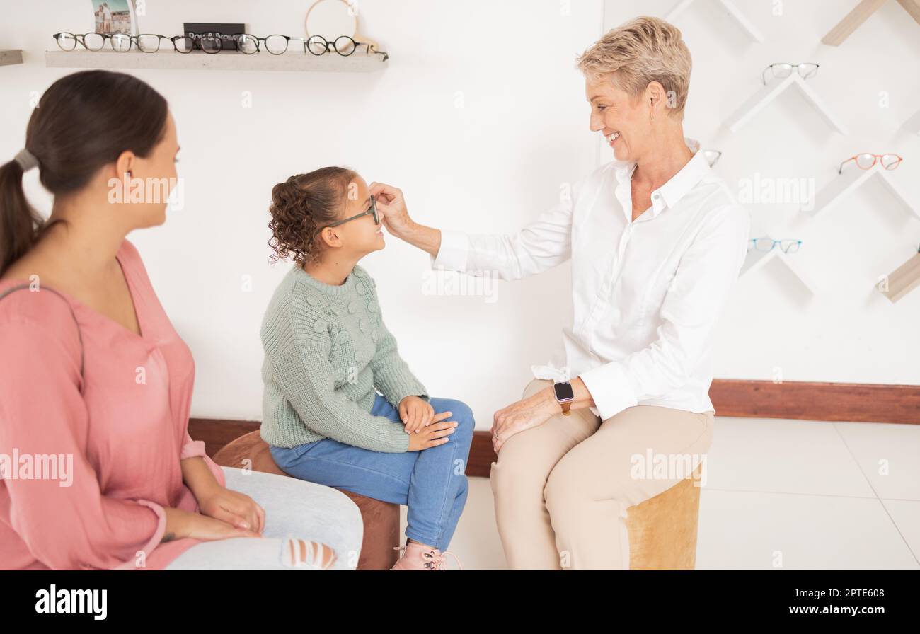 Mère, enfant et optométriste heureux avec des verres après examen, examen des yeux ou consultation pour des yeux sains. Opticien, soins de santé visuels et relations publiques médicales Banque D'Images