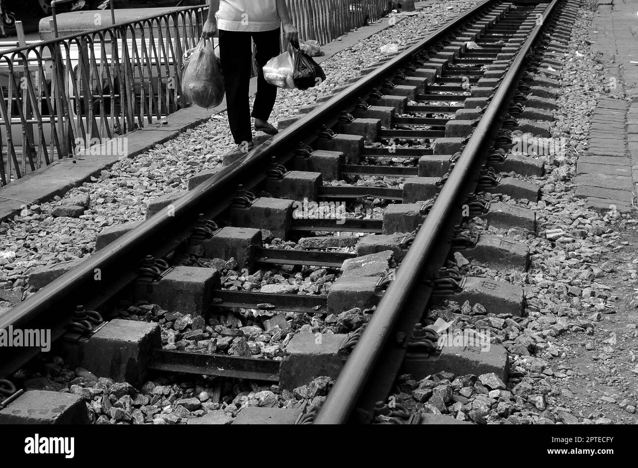 Ha Noi, Vietnam. La rue à côté de la ligne de train est un endroit célèbre pour les touristes de Hanoi Banque D'Images