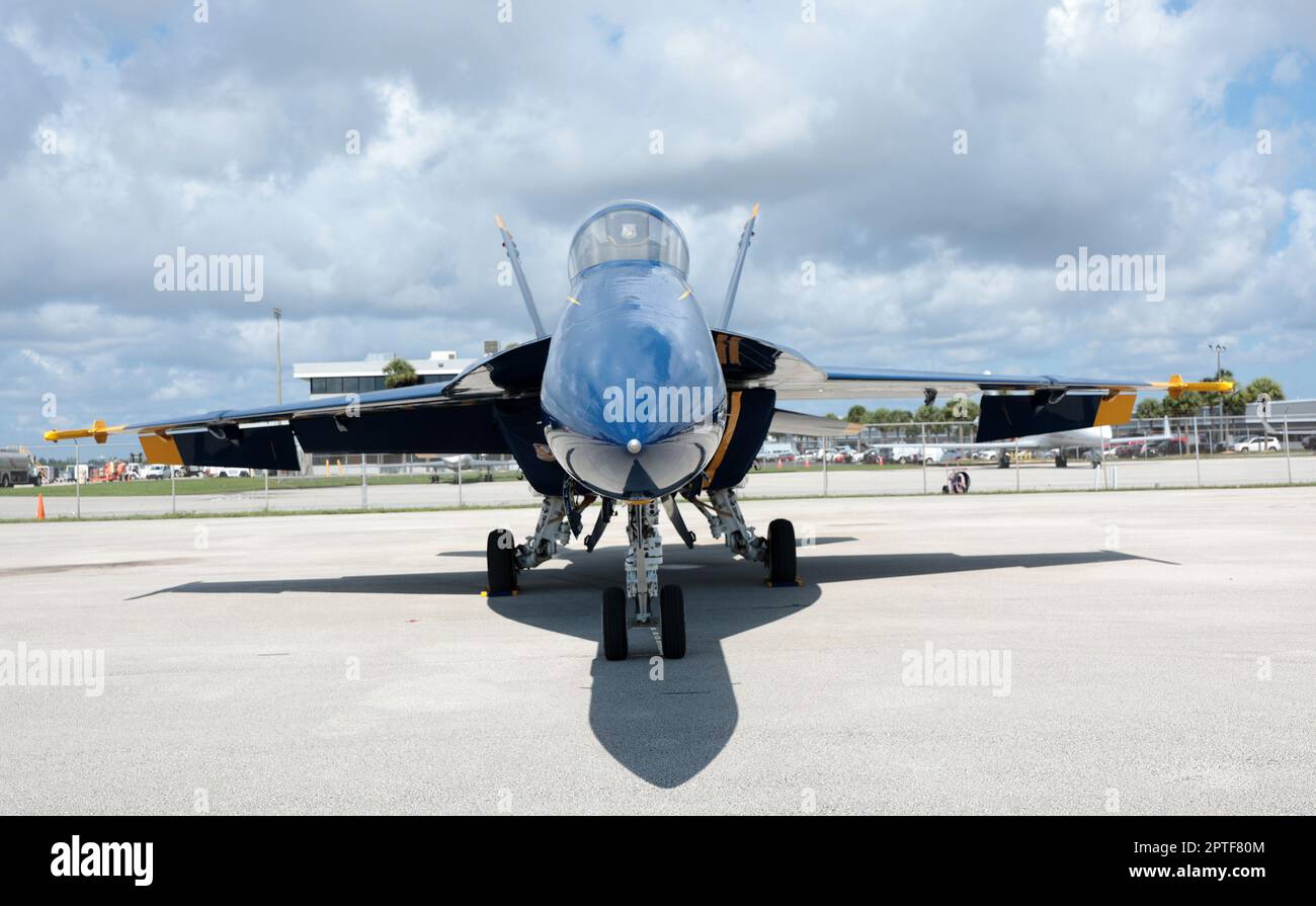 Fort Lauderdale, États-Unis. 27th avril 2023. États-Unis Les Blue Angels de la Marine en F/A 18 Super Hornets arrivent à l'aéroport de fort Lauderdale lors de l'événement de la journée des médias jeudi, à 27 avril 2023, à fort Lauderdale, en Floride. Photo de Gary I Rothstein/UPI crédit: UPI/Alay Live News Banque D'Images