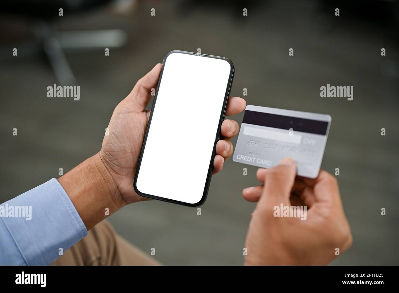 Gros plan d'un homme asiatique utilisant son application bancaire mobile dans une pièce. maquette d'écran blanc de smartphone. Paiement en ligne, en ligne sh Banque D'Images