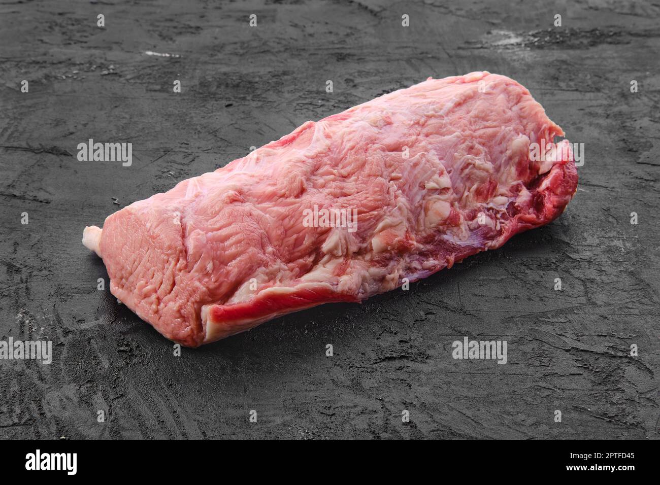 Viande de porc fraîche crue sur fond noir Banque D'Images