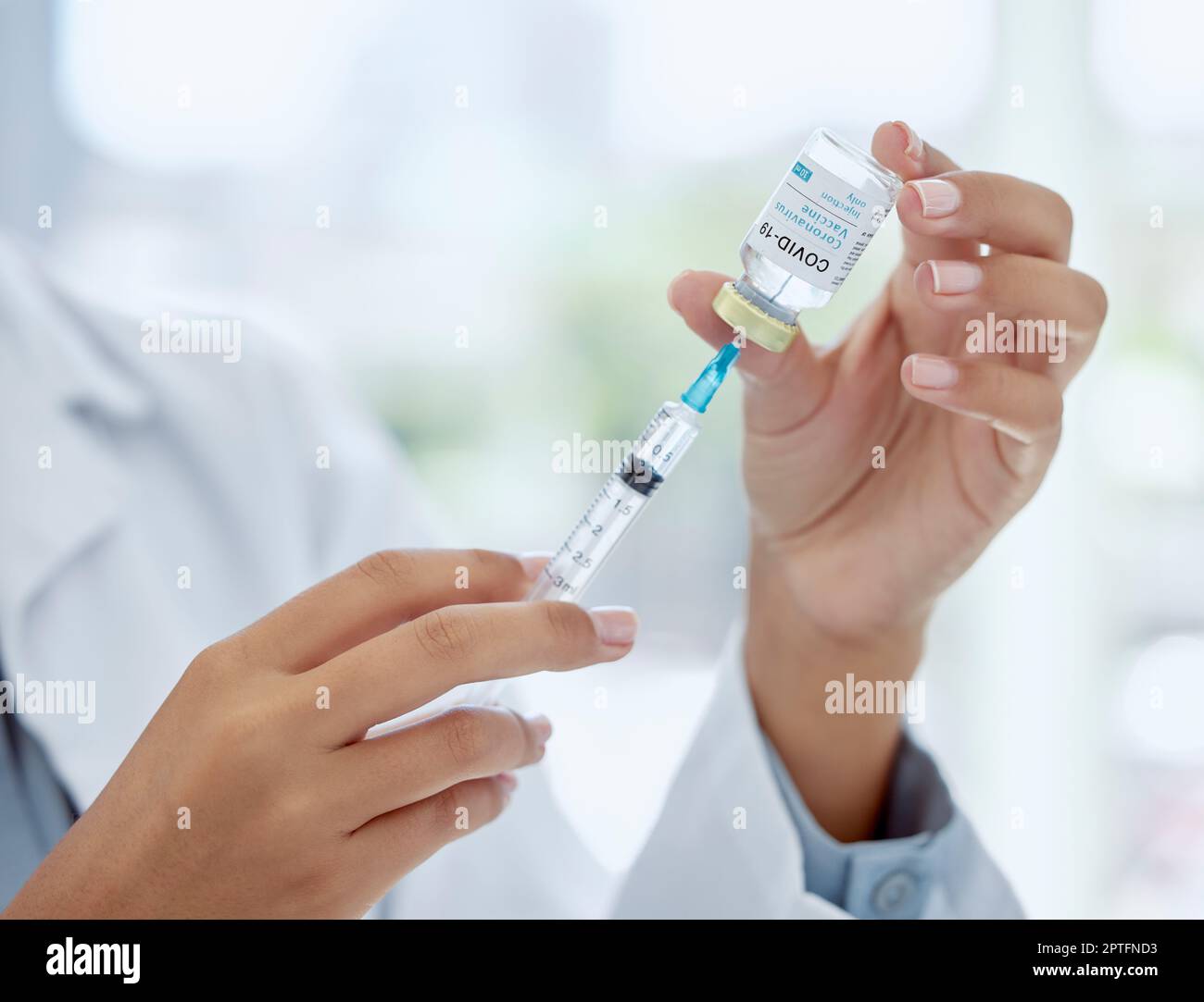 Covid, médecine et vaccin avec les mains du médecin tenant une seringue et  un flacon en verre pour la santé, la pharmacie et la science. Innovation,  médecine et recherche Photo Stock -