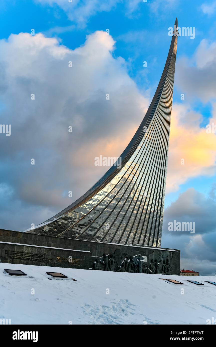 Monument aux conquérants de l'espace à Moscou, Russie pendant l'hiver. Banque D'Images