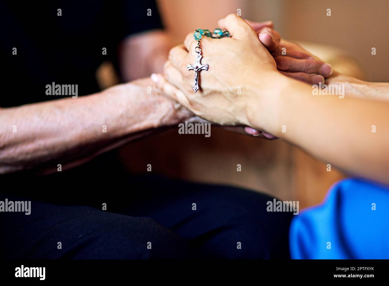 Prions ensemble. personne qui tient avec compassion un rosaire et des mains de femmes âgées Banque D'Images