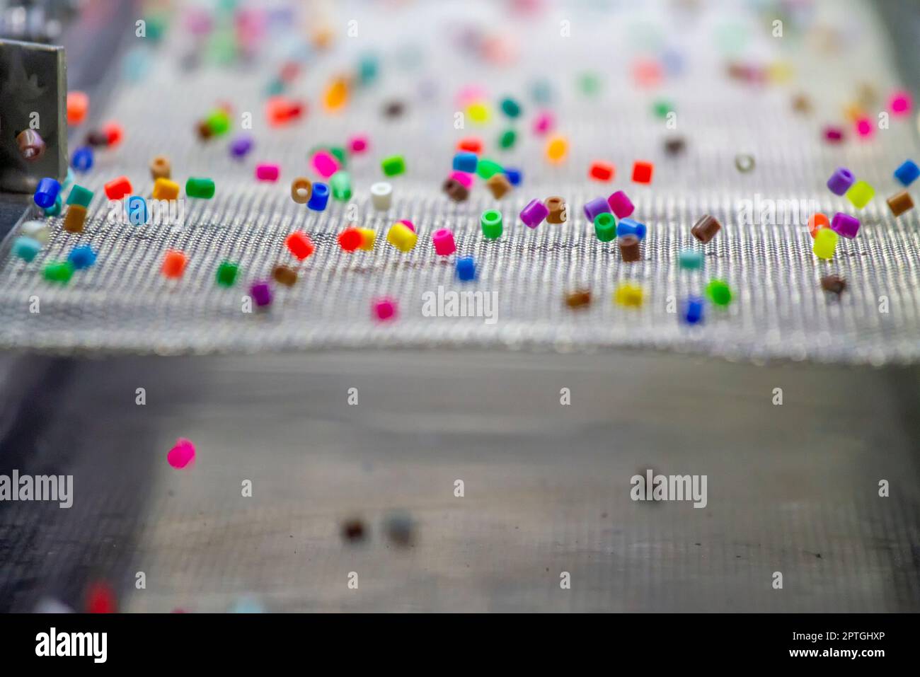 Perles en polymère de plastique colorées de l'usine industrielle Banque D'Images