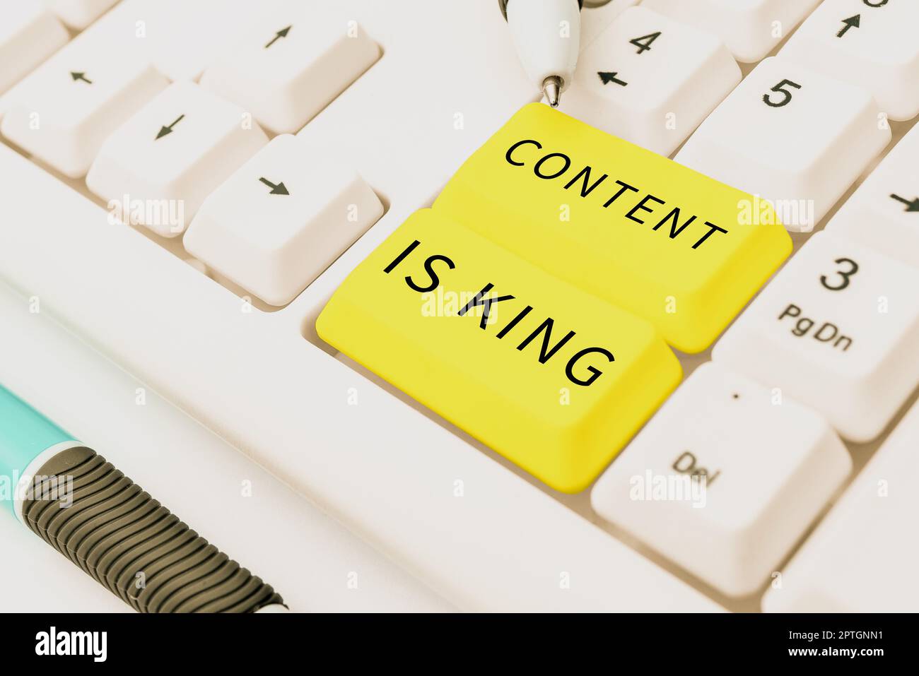 Texte d'écriture le contenu est roi, la photo conceptuelle en ligne stratégie de publicité Search Engine Marketing Banque D'Images