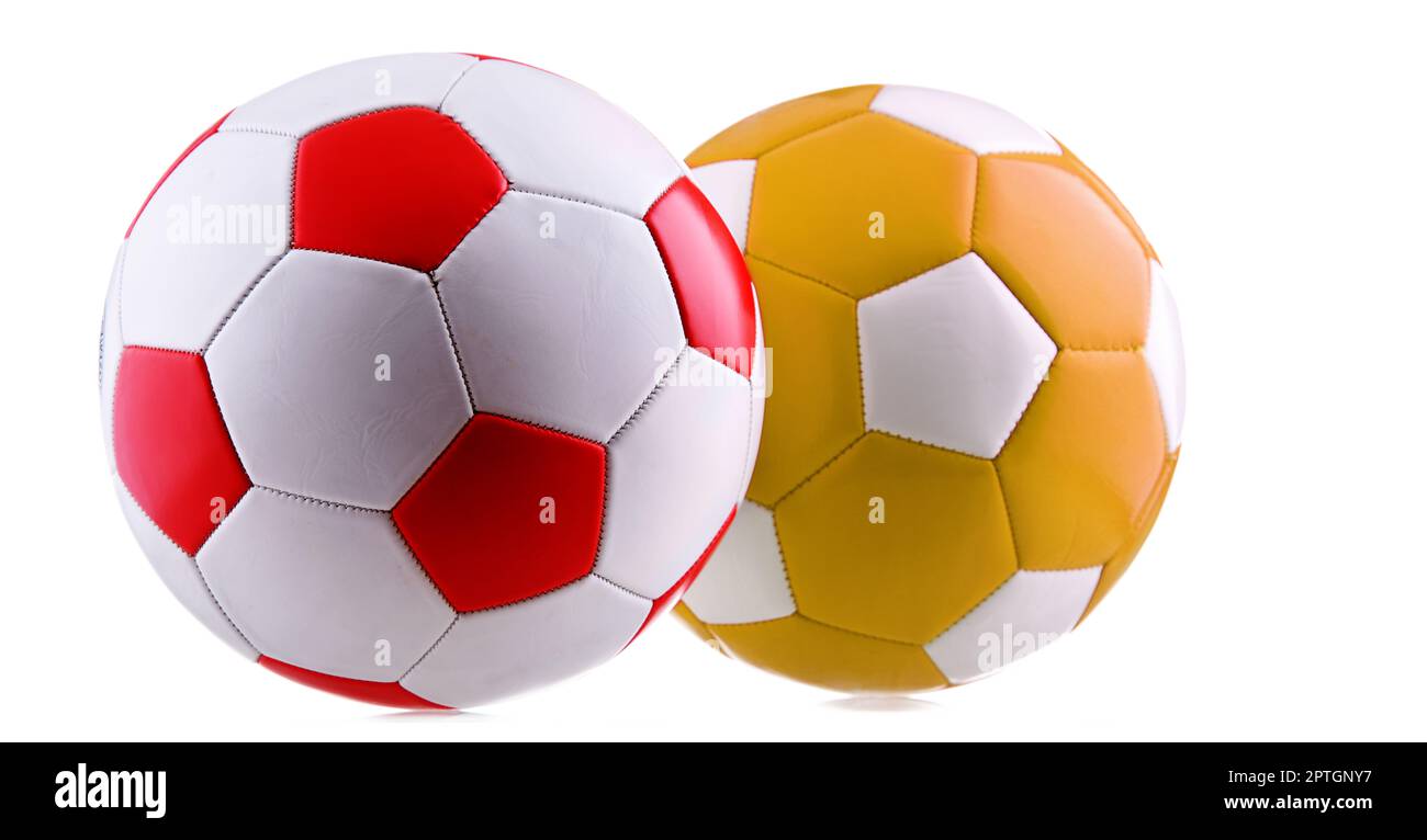 Deux ballons de football en cuir isolés sur fond blanc. Banque D'Images