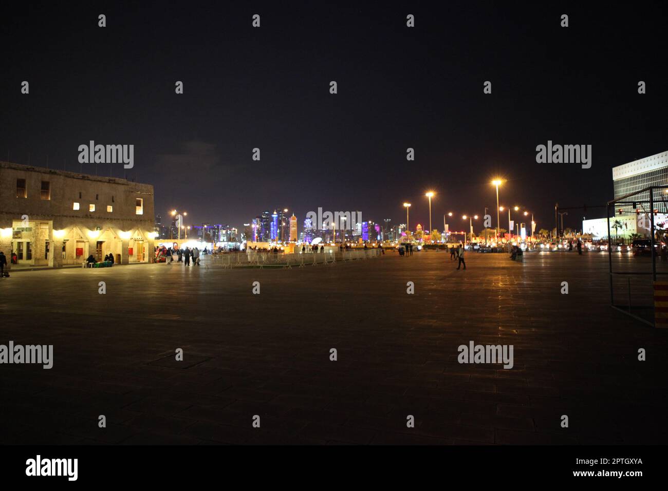 Qatar, Doha de nuit. Ambiance moderne et traditionnelle Banque D'Images