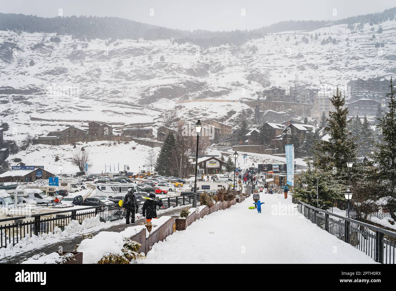 El Tarter, Andorre, Jan 2020 personnes, familles avec équipement de ski et de snowboard marchant sur le parking principal avec remontées mécaniques, Pyrénées montagnes Banque D'Images