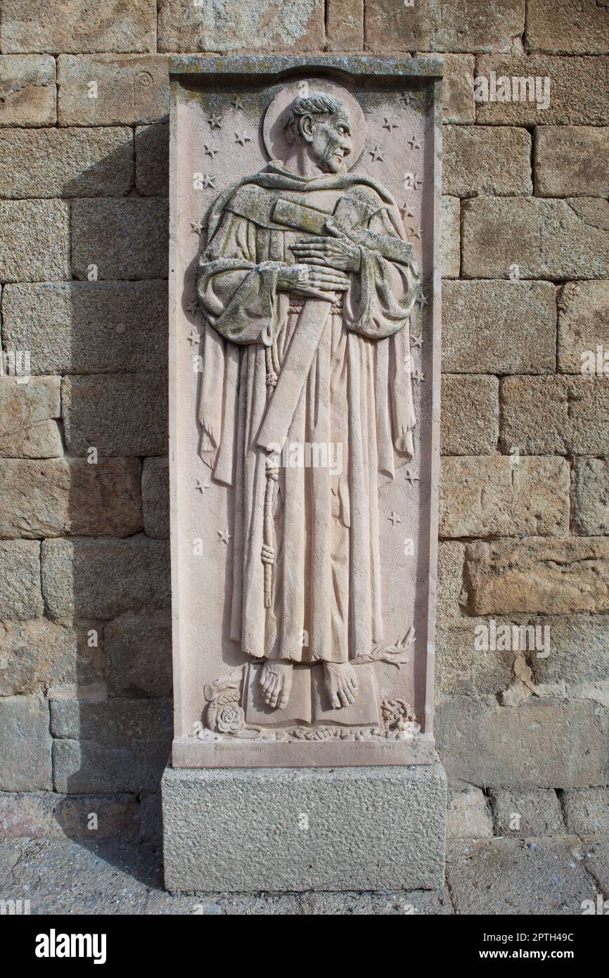 Alcantara, Espagne - 6th octobre 2022: San Pedro de Alcantara relief, Alcantara Caceres, Espagne. José Navarro Gabaldon sculpteur, 1976. Mur de l'église de San Banque D'Images