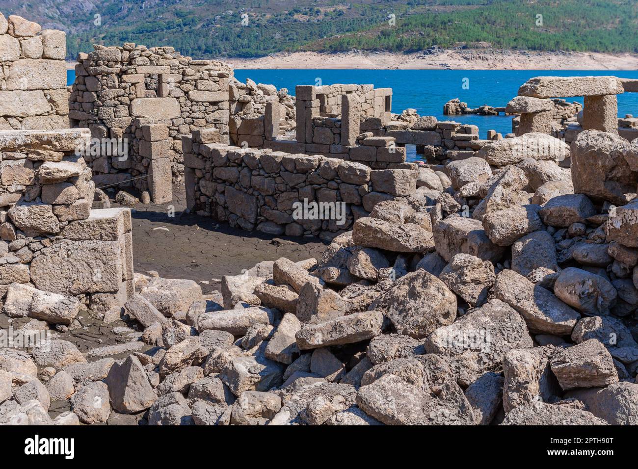 Vieilles ruines de Vilarinho das Furnas, était un village, situé à Campo de Geres, Terras de Bouro, en marge de la rivière Homem, en 1972, il était intentionnellement Banque D'Images