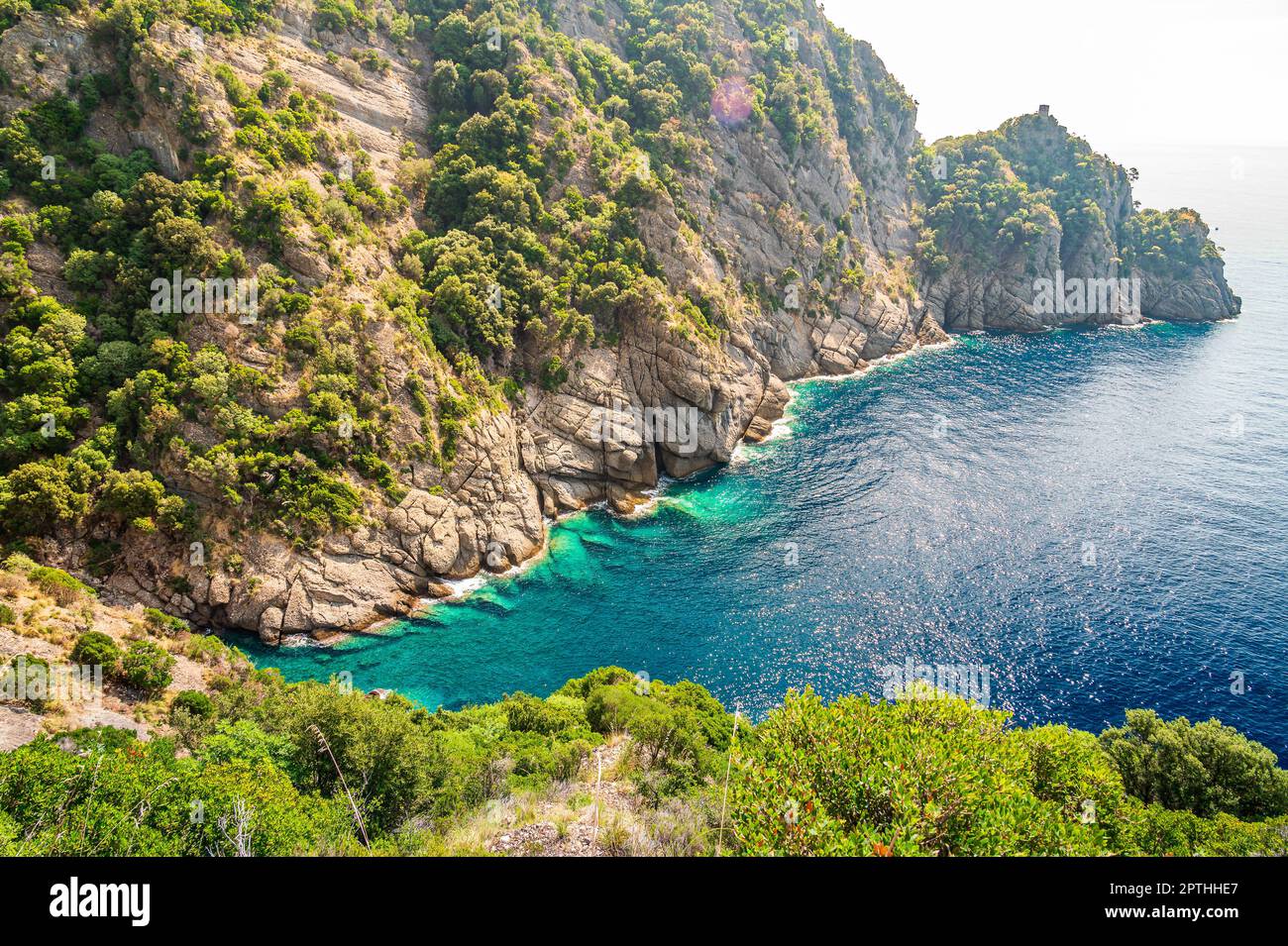 Promontoire des Rocheuses dans le Parc naturel marin de Portofino en Italie Banque D'Images