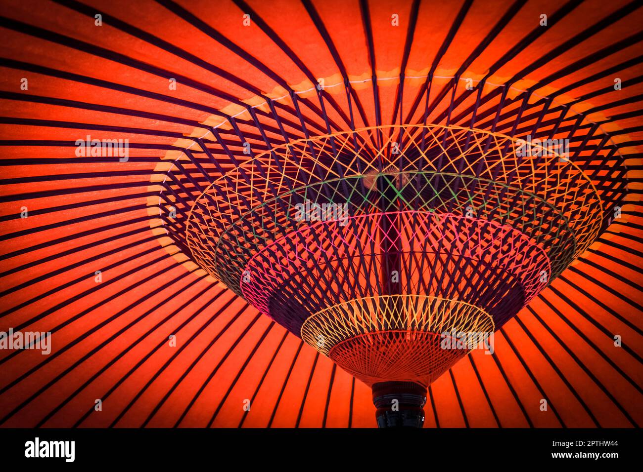 Image du parapluie japonais Red Japan. Lieu de tournage : zone métropolitaine de Tokyo Banque D'Images