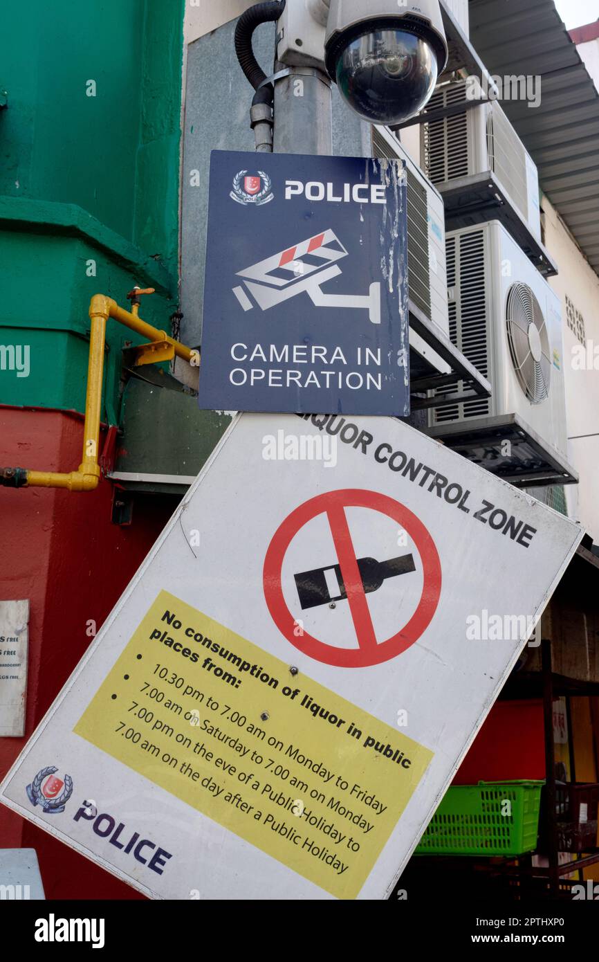 Une caméra de vidéosurveillance de police et un avis indiquant que les ventes et la consommation d'alcool dans la région sont limitées; Desker Road, Little India, Singapour Banque D'Images