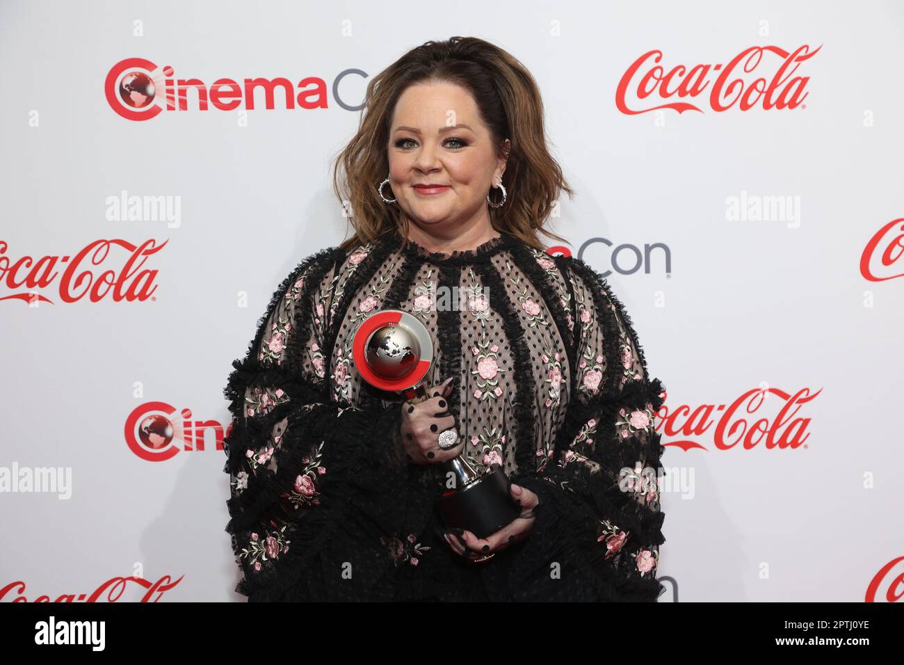 Las Vegas, États-Unis. 27th avril 2023. L'actrice Melissa McCarthy, réceptionniste du « Cinema Verite Award » arrive jeudi à 27 avril 2023 pour les CinemaCon 2023 Big Screen Achievement Awards au Caesars Palace, Las Vegas, Nevada. Photo de James Atoa/UPI crédit: UPI/Alay Live News Banque D'Images