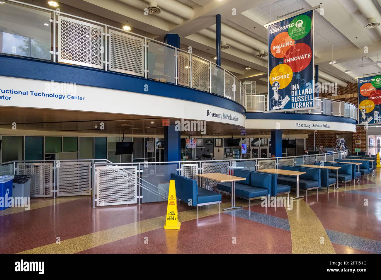 Rosemary DePaolo Atrium et Books + Brew Cafe dans la bibliothèque Ina Dillard Russell à l'université d'État et du collège de Géorgie à Milledgeville, Géorgie. Banque D'Images