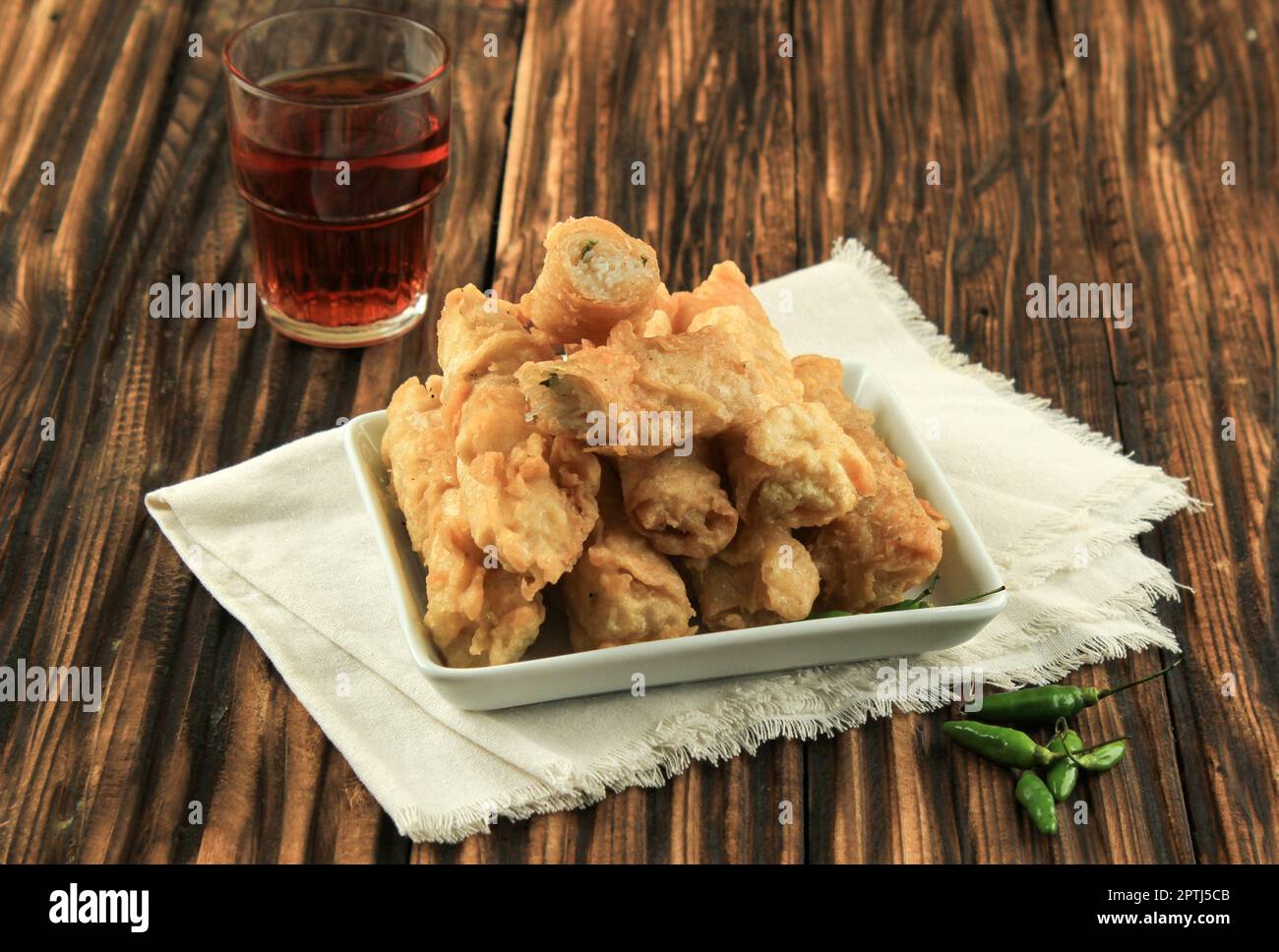 Karoket, Deep Fried Indonesian vermicelli Glass Noodle Spring Roll ou Karoket Risol Bihun pour Ramadan Takjil Banque D'Images