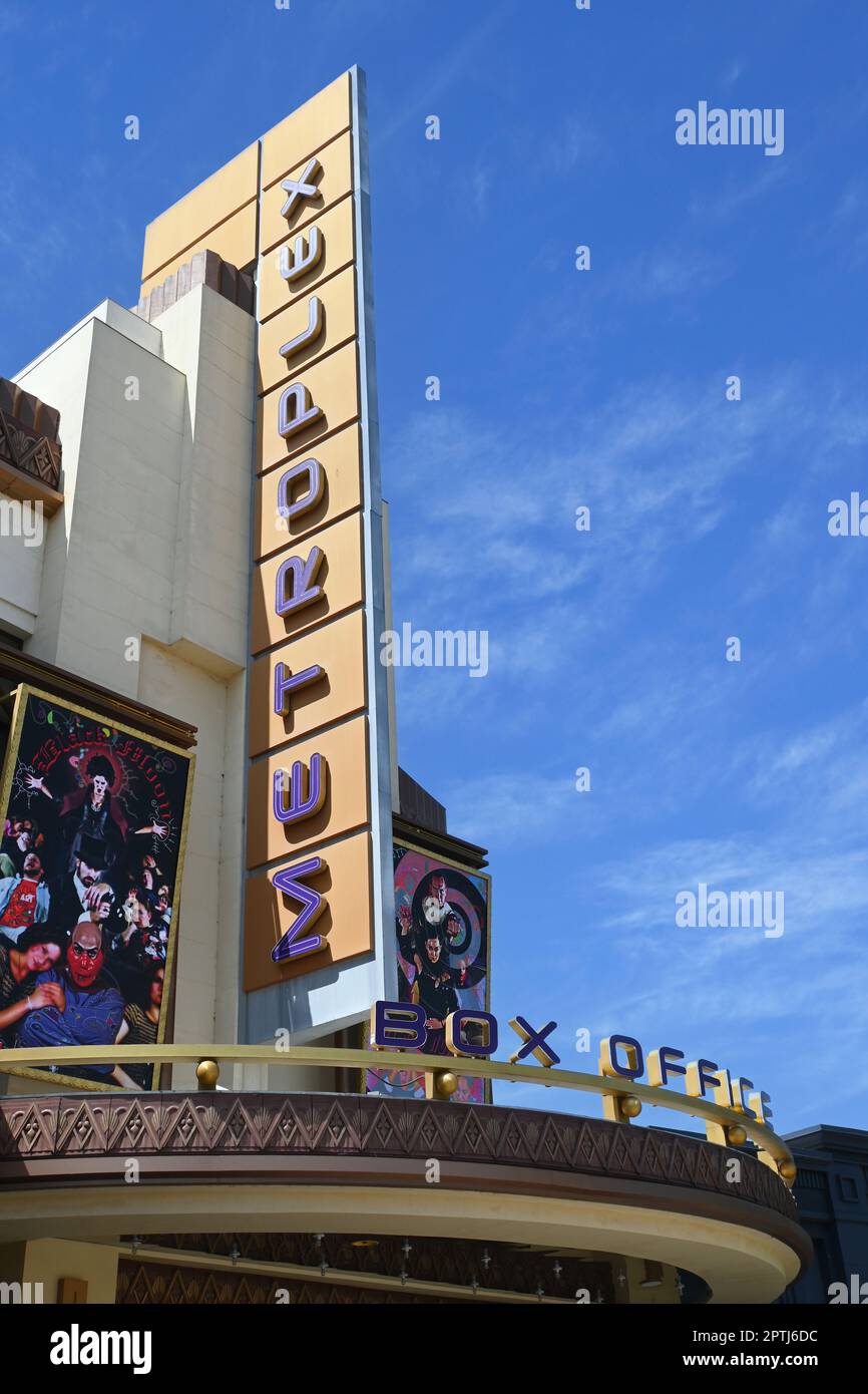 BUENA PARK, CALIFORNIE - 27 avril 2023 : cinémas Krikorian Metroplex 18 avec son et image numériques et sièges confortables. Banque D'Images