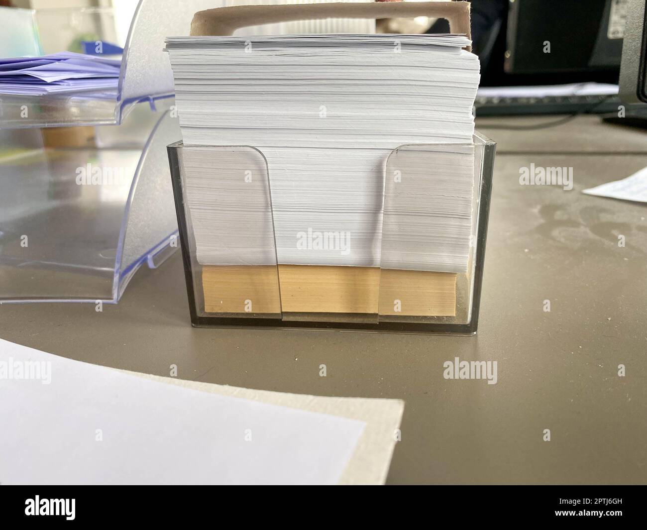 Petits morceaux de papier carrés pour les notes et les notes sur le bureau de travail avec la papeterie. Travail d'entreprise. Banque D'Images