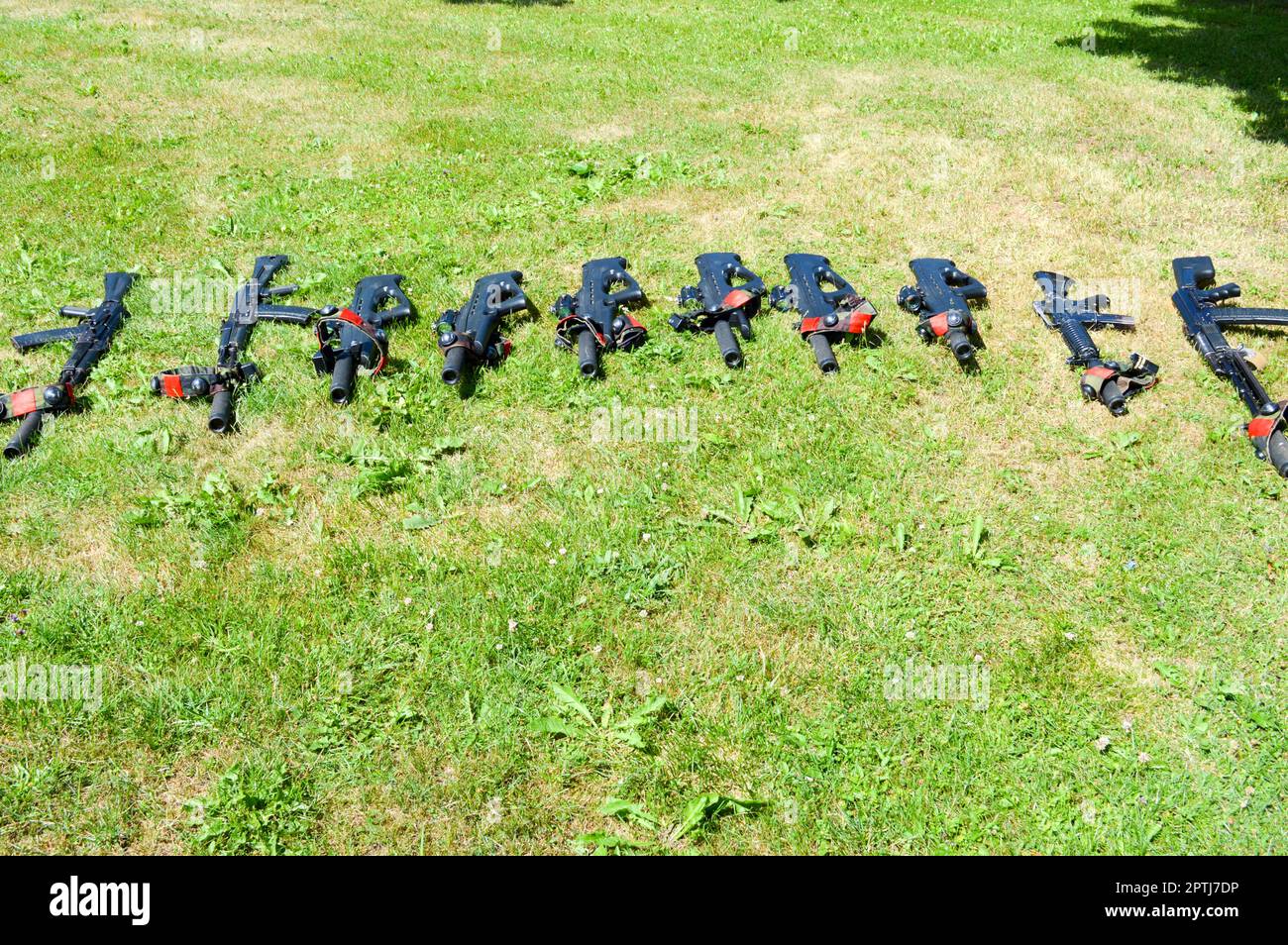 Les mitrailleuses militaires de l'armée de fer noir, les armes de petit calibre pour les soldats avec des silencieux se trouvent sur le fond de l'herbe verte. Banque D'Images