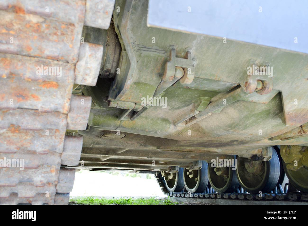 Fer rouillé métal sale piste lourde caterpillar d'une grande armée verte hors route blindé dangereux mortel russe Syrie bataille char et fond. Banque D'Images
