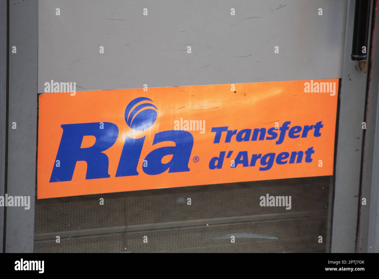 lyon , aura France - 04 24 2023 : ria Money Transfer signe logo et texte marque boutique façade fenêtres argent transferts agence service boutique Banque D'Images
