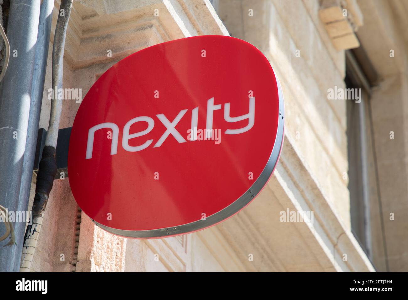 Bordeaux , Aquitaine France - 04 17 2023 : logo Nexity marque et texte signe sur bâtiment façade de bureau de l'agence immobilière française Banque D'Images