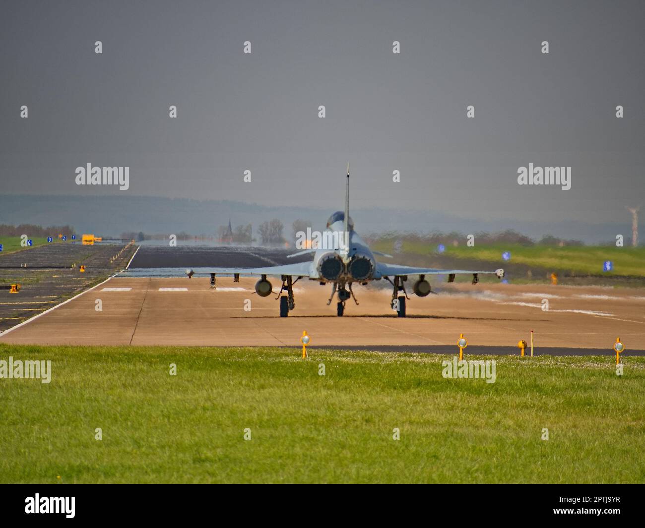 Un Eurofighter de l'armée de l'air allemande décolle à pleine puissance, sa silhouette de jet élégante se soulevant de la piste, symbolisant la vitesse, la force et l'avance Banque D'Images