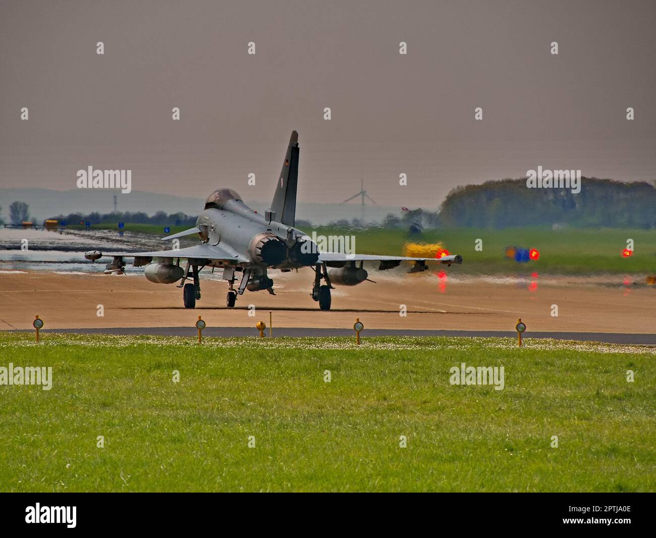 Un Eurofighter de l'armée de l'air allemande décolle à pleine puissance, sa silhouette de jet élégante se soulevant de la piste, symbolisant la vitesse, la force et l'avance Banque D'Images