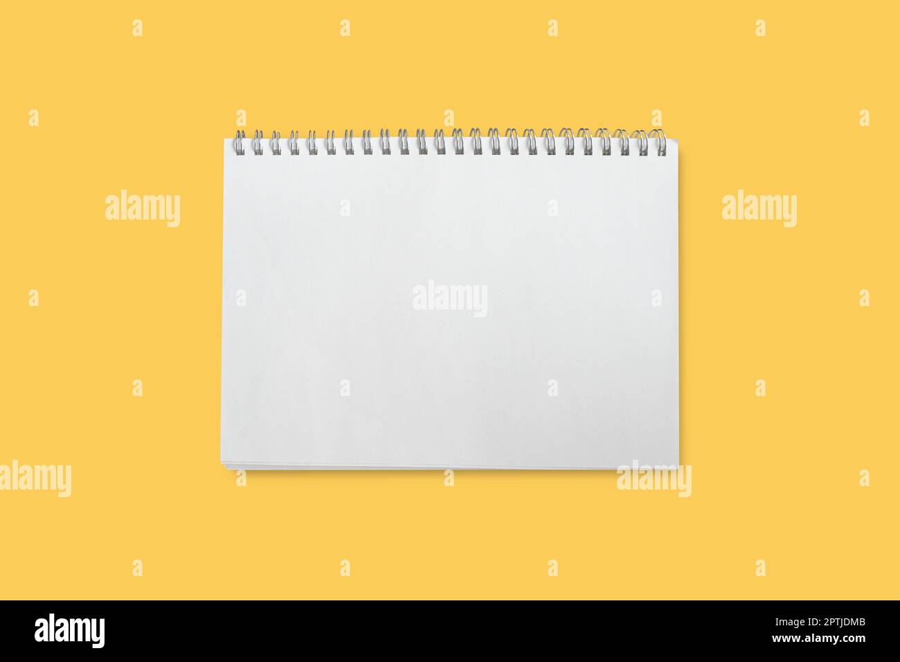 Bloc-notes vierge isolé sur fond jaune avec masque. Banque D'Images