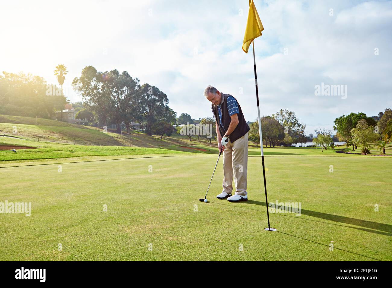 HES sur le Prise de vue en longueur d'un homme senior qui se met en place tout en profitant d'une journée de golf. Banque D'Images