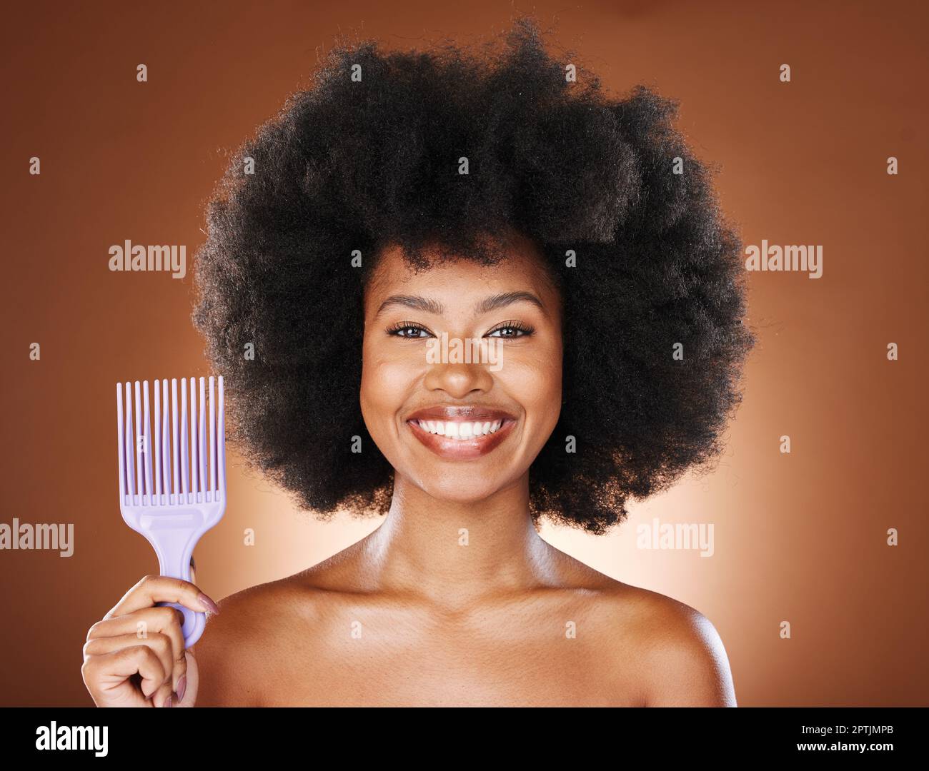 Soins capillaires, afro et portrait de femme noire avec peigne pour le bien-être,  le soin de toilettage ou la croissance saine des cheveux. Salon, brosse et  visage de l'Afrique Photo Stock -