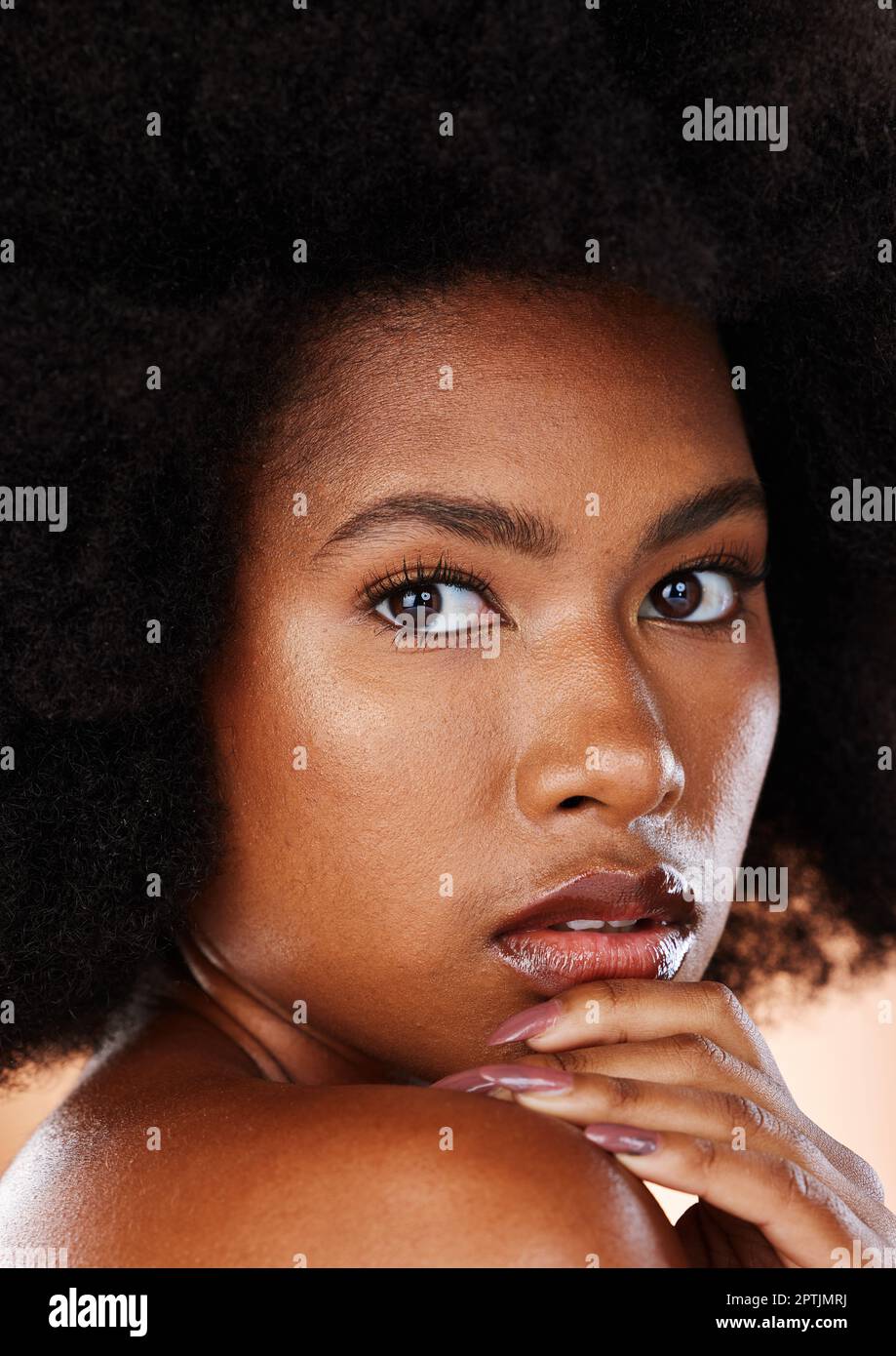 Soins de la peau, beauté et femme noire en studio pour les cosmétiques ...