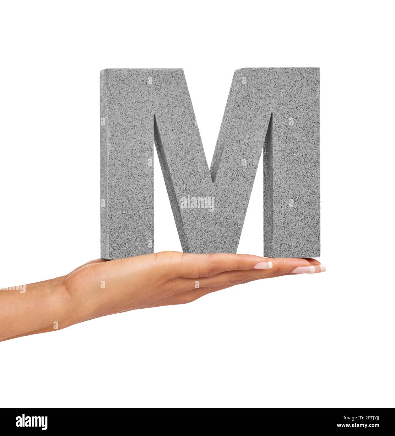 La lettre M. Une jeune femme tenant une lettre majuscule M isolée sur fond blanc Banque D'Images